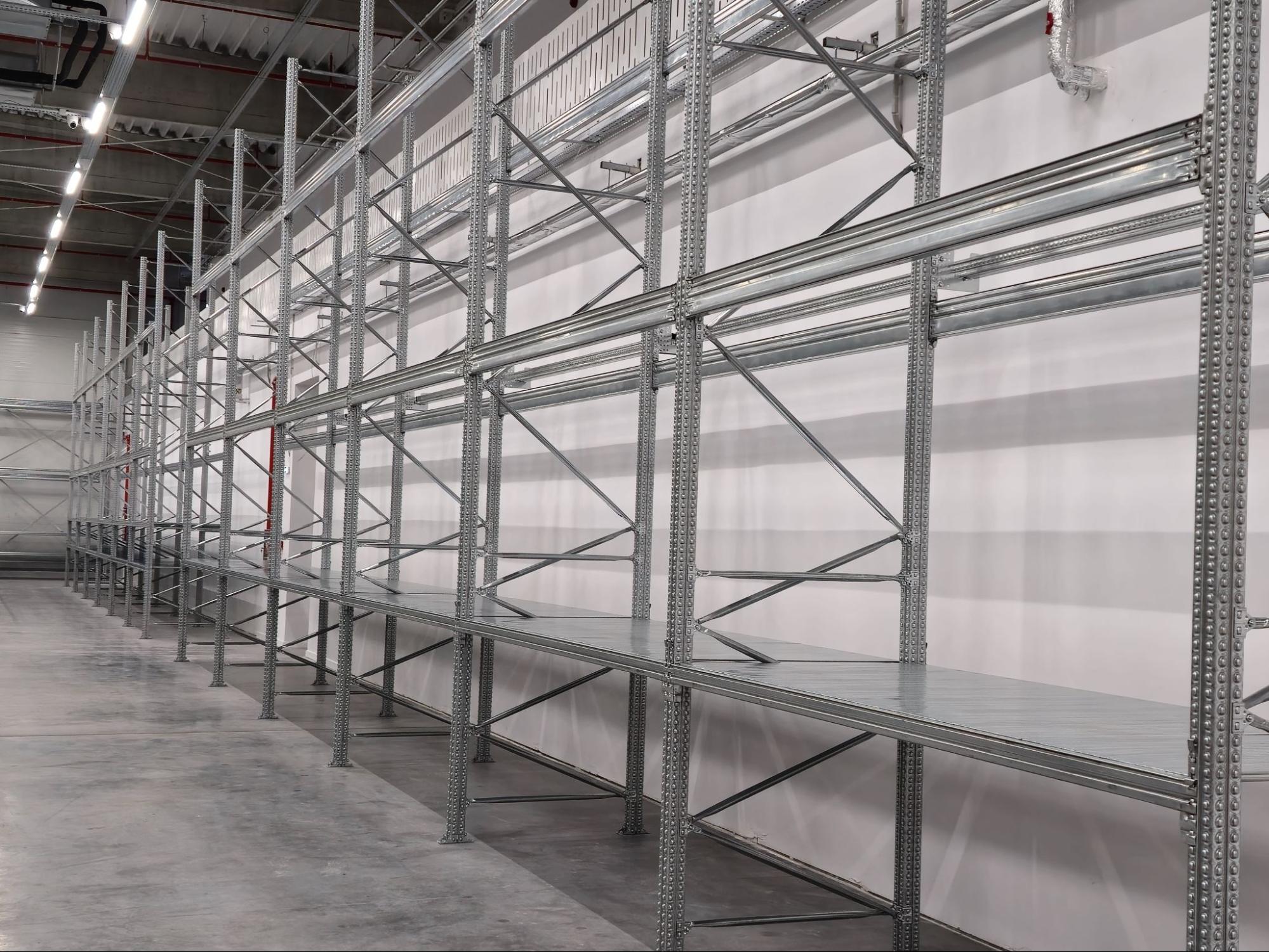 Ghid complet al rafturilor metalice: soluții pentru depozite, arhive, magazine și spații comerciale